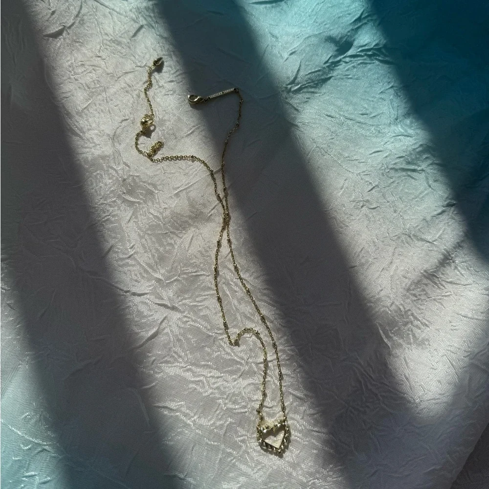 Kendra Scott Elegant Gold Heart Pendant Necklace - Picture 3 of 8